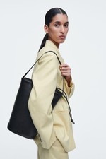 Cos Sac seau en cuir noir