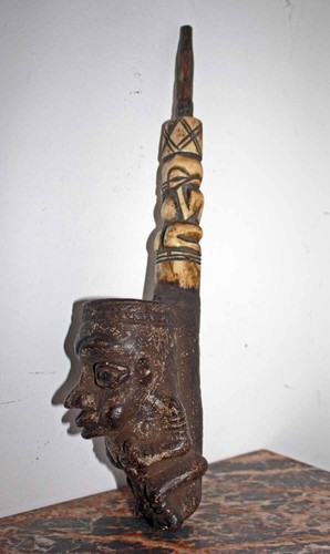 Ancienne pipe terre - cuite, et