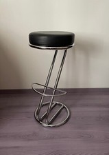 Tabouret de bar en inox et simili cuir noir en très bon état