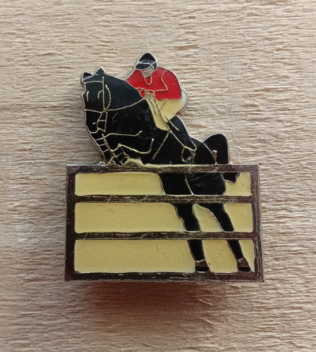 Pin jumping cheval jockey - pin's,