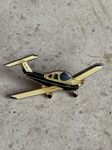 Pin avion tourisme - avion,