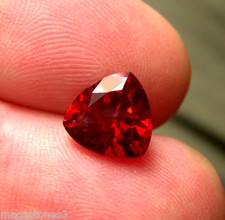 SOMPTUEUX RUBIS VERNEUIL TRILLION ROUGE SANG DE PIGEON 8x8 MM