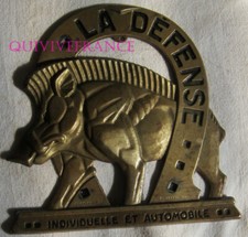 BGC27 - BADGE DE CALANDRE ASSURANCES LA DEFENSE - SANGLIER