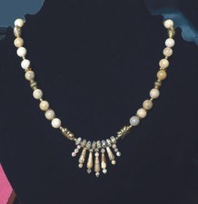 Collier en pierre semi précieuse en jaspe paysage, fermoir plaqué or.