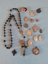 Lot d'objets religieux : reliquaire Sainte Bernadette, chapelets, médailles …