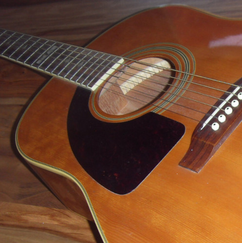 Ancienne guitare acoustique - ancienne,