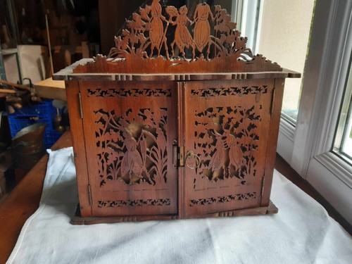 Armoire étagère sculpté