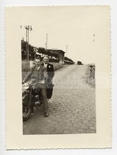 En selle sur une moto René Gillet, Gare de Caudry - Snapshot Photo Anonyme 1953