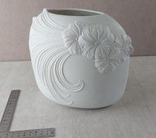 Beau vase en biscuit, décor