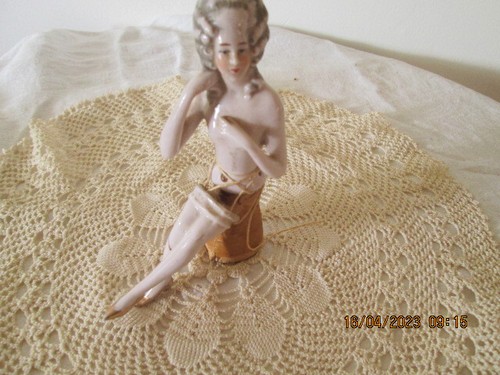 Demi figurine poupee - figurine, a