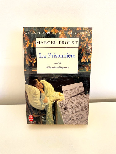 Prisonnière la - la, à