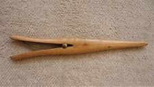 PINCE À GANTS / DEMOISELLE EN BOIS CLAIR 26CM DE LONGUEUR