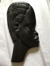 Tableau visage sculpté en ébène en très bon état.