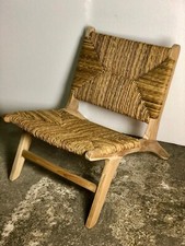 Fauteuil bas en teck brut avec assise et dossier paillé style Charlotte Perriand