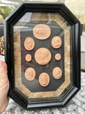 Ensemble De 9 Médailles , Intailles Encadrées , Profils Bas Relief