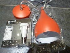 suspension métal rouge