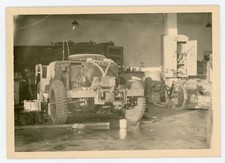 PHOTO photographie, garage hangar camion ancien moteur jeep voiture