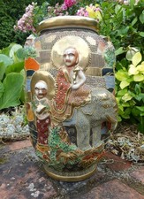 Vase SATSUMA personnages et animal en RELIEF origine JAPON très bel EMAILLAGE