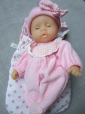 Petit poupon vintage  Berchet  20 cm yeux fermés avec sa gigoteuse .