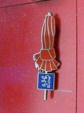 BROCHE BADGE  PEUGEOT LOGO LION SUR PARASOL ROUGE HAUTEUR 5 cm Signé DECAT