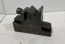 V de réglage penté sur queue d'aronde