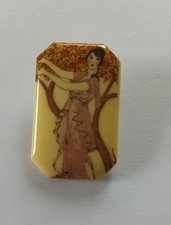 broche vintage style art
