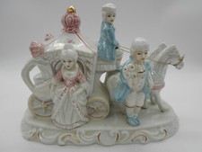 GRAND GROUPE / FIGURINE SCÈNE CARROSSE & JEUNE FEMME PORCELAINE ALLEMANDE 