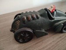 Ancienne voiture en fonte