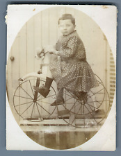 Petite fille faisant du tricycle cheval  Vintage citrate print. Vélo ancien. Vin