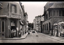 SAINT-LUNAIRE (35) CITROEN TRACTION au BAZAR DE LA POSTE & TAXI MARZIN en 1960