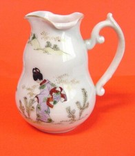 POT A LAIT PORCELAINE DECO ORIENTAL HAUTEUR 10.5 cm., Ø = 7.5 cm.