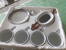 1 sucrier + 4 tasses + 4 sous-tasses