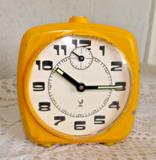 réveil ancien JAZ Fustic mécanique carré métal peint jaune  vintage 1968 1970