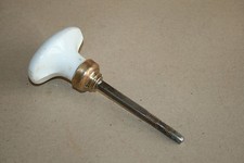 Poignée de porte ancienne en porcelaine blanche avec son carré de 6 