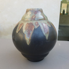 Gros vase en grès signé