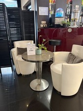 Fauteuil avec accoudoir en simili cuir crème