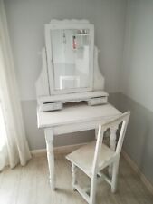 coiffeuse / table à maquillage à deux tiroirs et miroir pivotant .