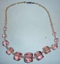 collier d'époque art déco en cubes de verre rose, original, design presque 70!