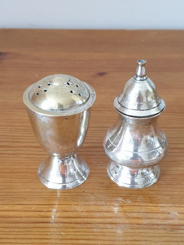 Duo salière poivrière - , ancien