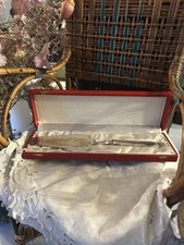 ancienne pelle a tarte en métal argenté dans son écrin déco shabby