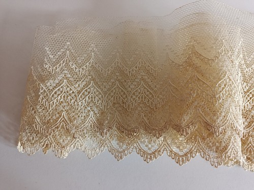 Dentelle ancienne tulle brodé