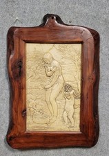 Grand Bas relief en stéatite figurant une frileuse et un chérubin