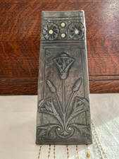 Rare Vase étain repoussé