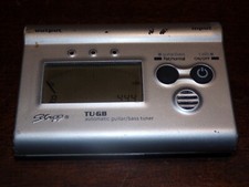 ACCORDEUR AUTOMATIQUE DE GUITARE ET D'INSTRUMENT BASSE STAGG TU-GB SL ARGENT