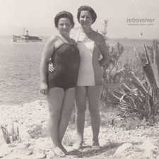 Deux femmes en maillot de bain