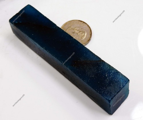 Pierre précieuse brute bleue