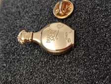 Pin's Pins Pin Enamel 60 Métal Doré 2D Parfum  "PARFUM SACRÉ CARON" 