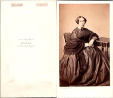 Franck, Paris, Femme mûre à la coiffure en bandeaux Vintage CDV albumen carte de