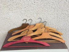 8 anciens cintres en bois /