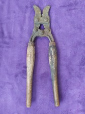 Corps francs : Pince coupe barbelés datée 1940